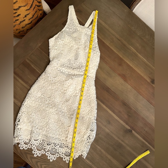 HOLLISTER white lace twist back halter knee length dress size SMALL. - Picture 4 of 7